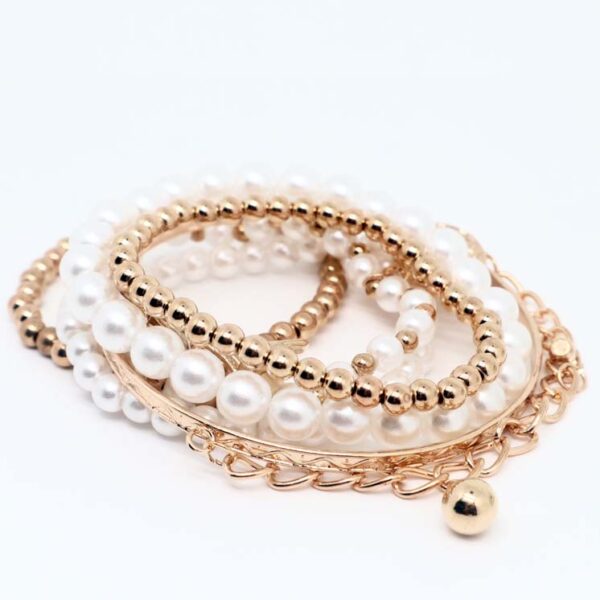 ensemble de bracelet en perle blanche et doré